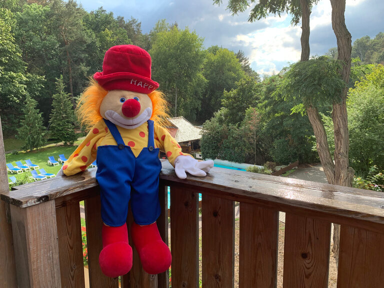Balkon des Hotels mit Clown Happy