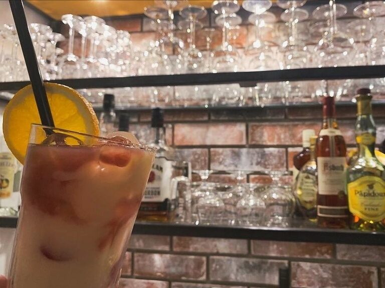 Hotelbar mit Cocktails