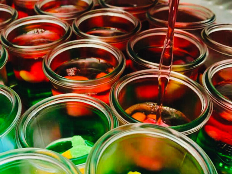 Buntes Dessert mit Gummibärchen