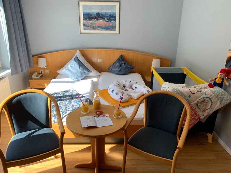 Holz Doppelbett im Hotelzimmer