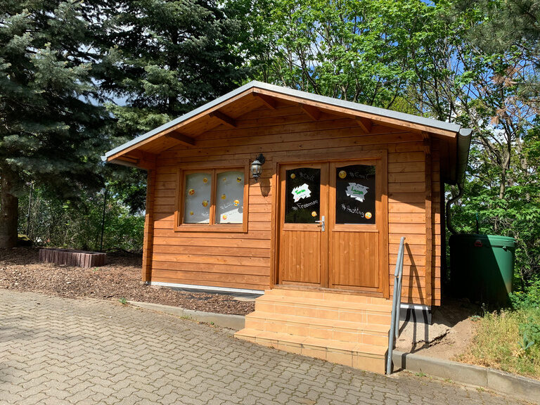 Hütte aus Holz umgeben von Bäumen