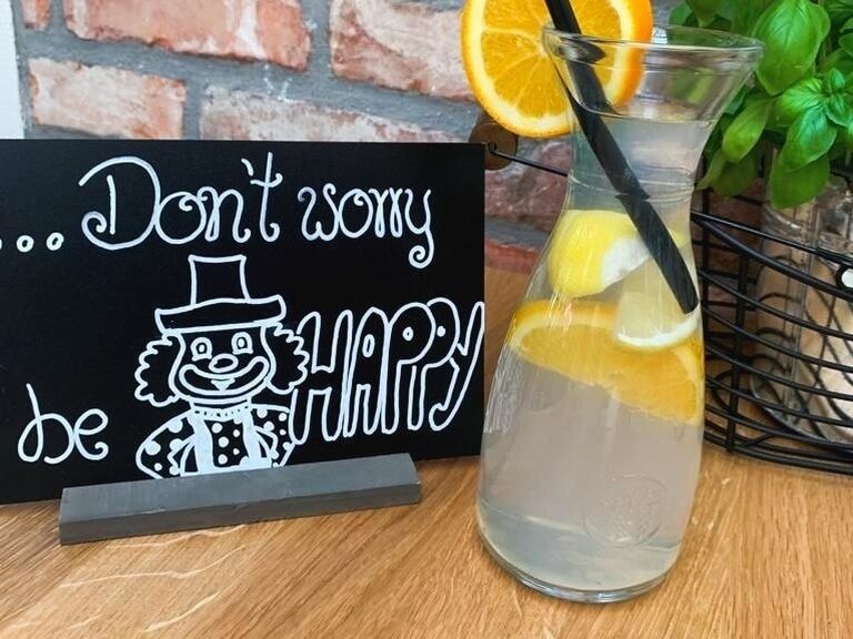 Limonade und Schild mit " Don't worry, be happy" Aufschrift