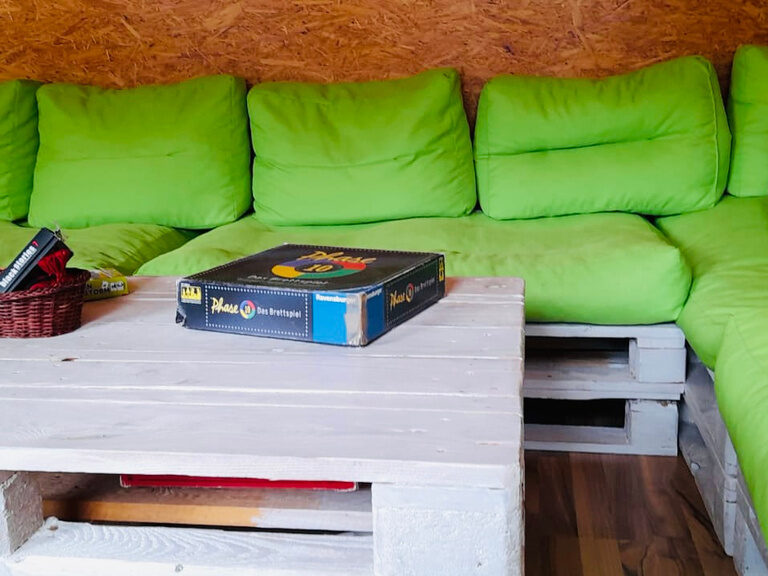 Grünes Palettensofa mit Tisch