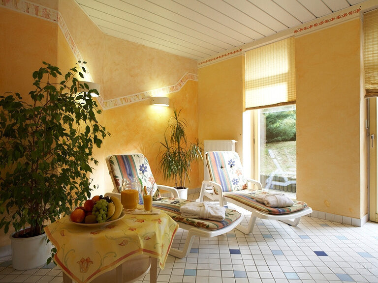 Ruheraum mit zwei Liegestühlen im Wellnessbereich