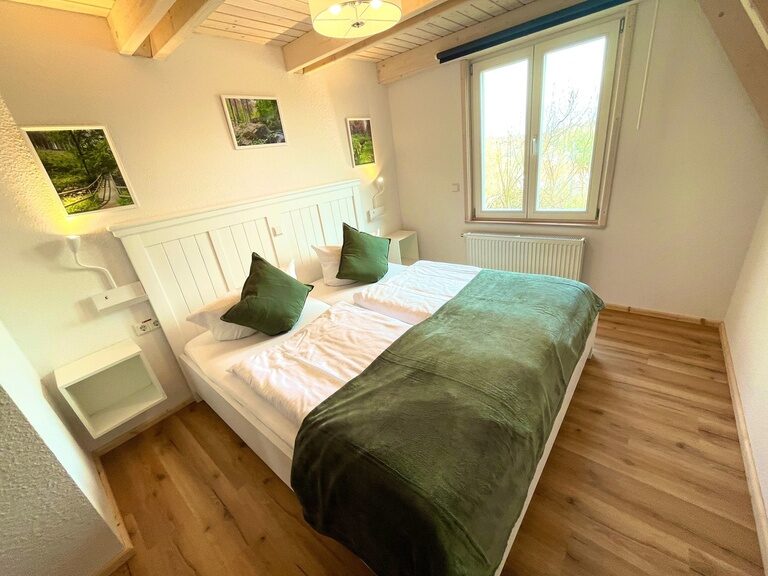 Gemütliches Schlafzimmer mit Doppelbett im Family Club Harz