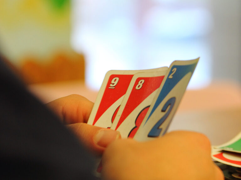 Uno Spielkarten bei einem Spieleabend