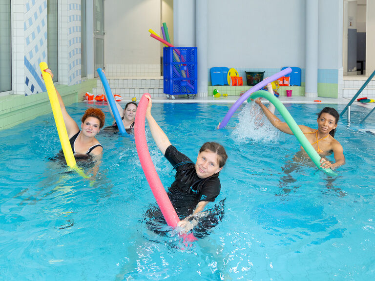 Aquafitness im Schwimmbad mit mehreren Frauen