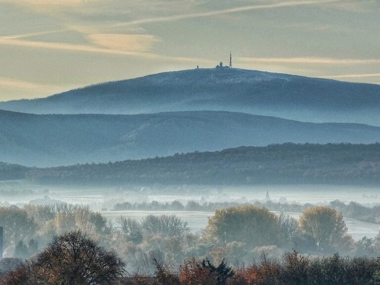 Berg im Harz mit dem Namen Brocken im Dunst