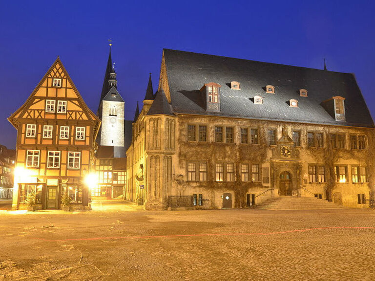 Historisches Fachwerkhaus stimmungsvoll beleuchtet bei Nacht in Quedlinburg