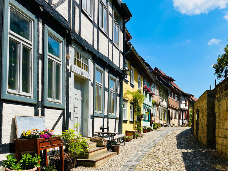 Gasse mit malerischen, bunten Fachwerkhäusern