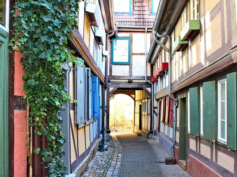 Gasse mit bunten Fachwerkhäusern