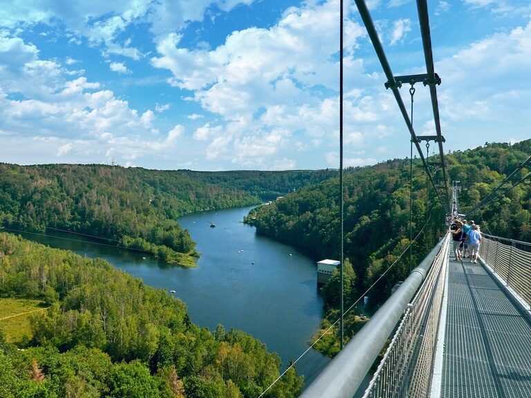 Große Hängebrücke über einem Fluss