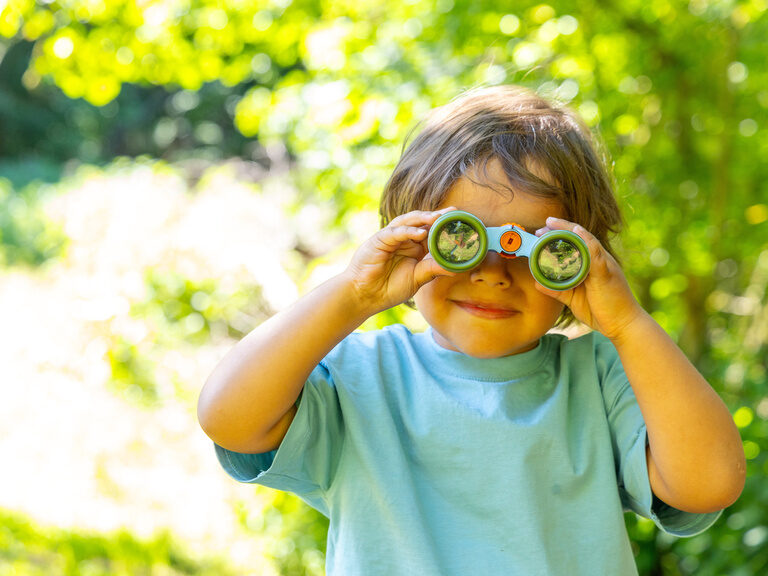 Kind mit Fernglas im Harz