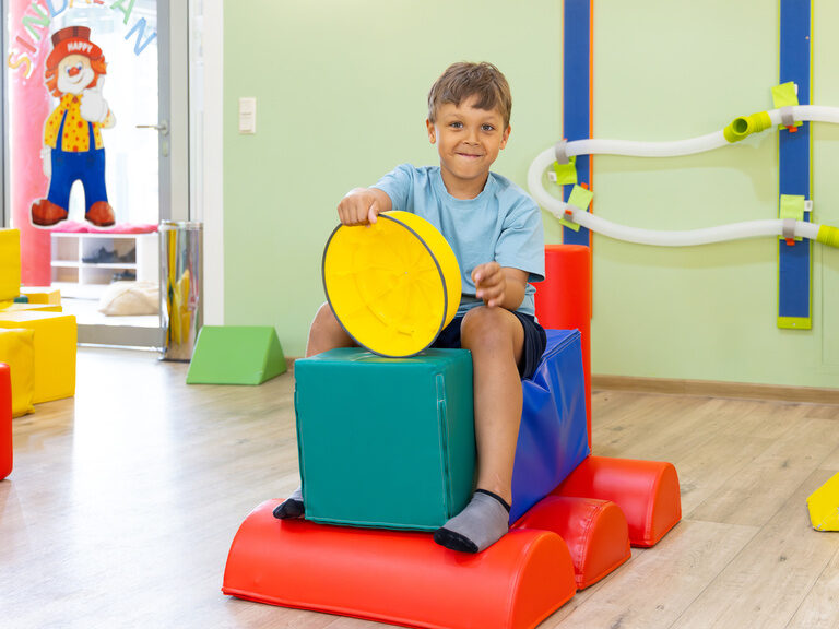 Kind spielt mit weichen Bausteinen im Indoor-Spielbereich des Family Club Harz