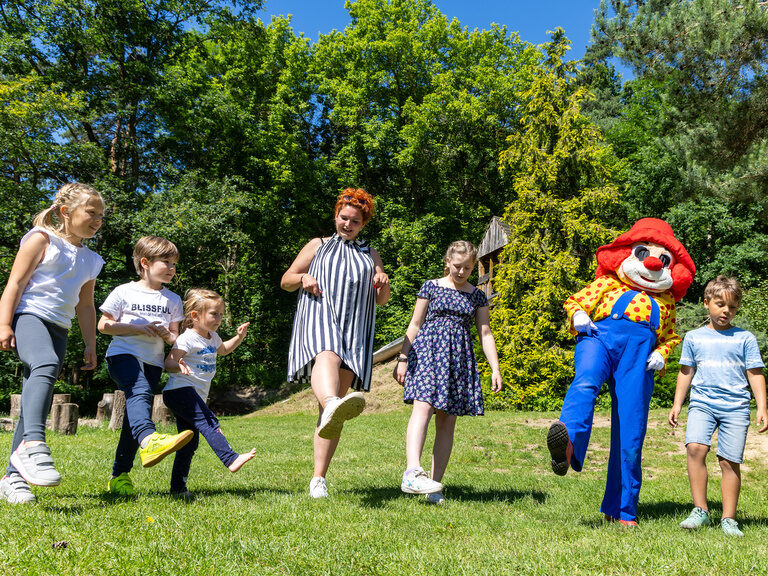 Kinder spielen im Freien mit Happy im Family Club Harz