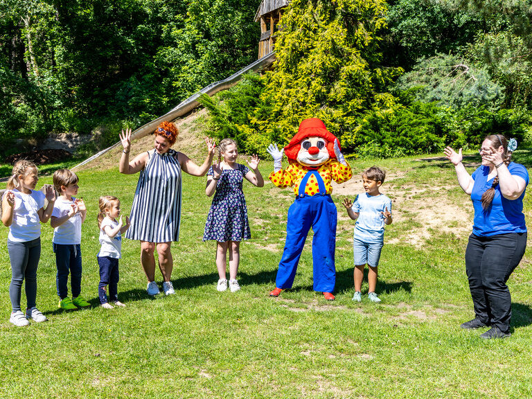 Kinder spielen auf Hüpfburg