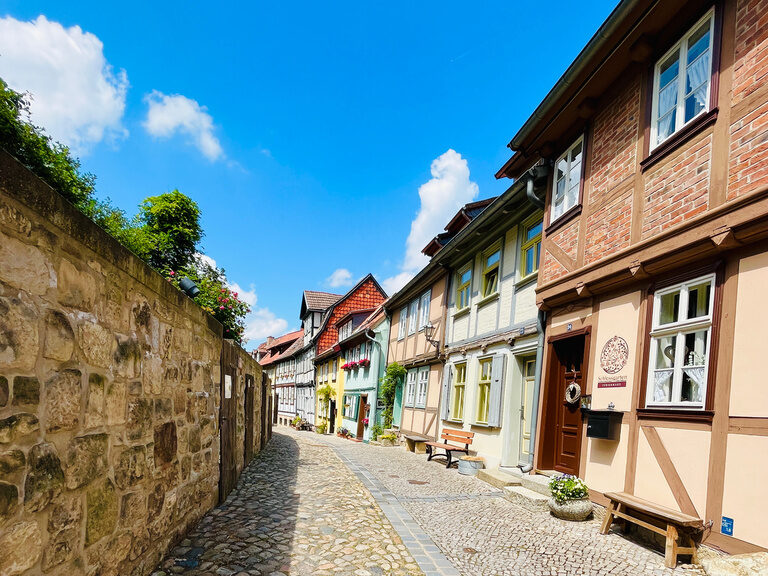 Malerische Pflasterstraße mit Fachwerkhäusern in Quedlinburg