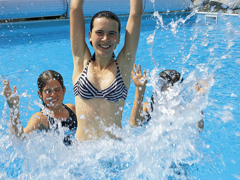 Kinder im Schwimmbad am Plantschen