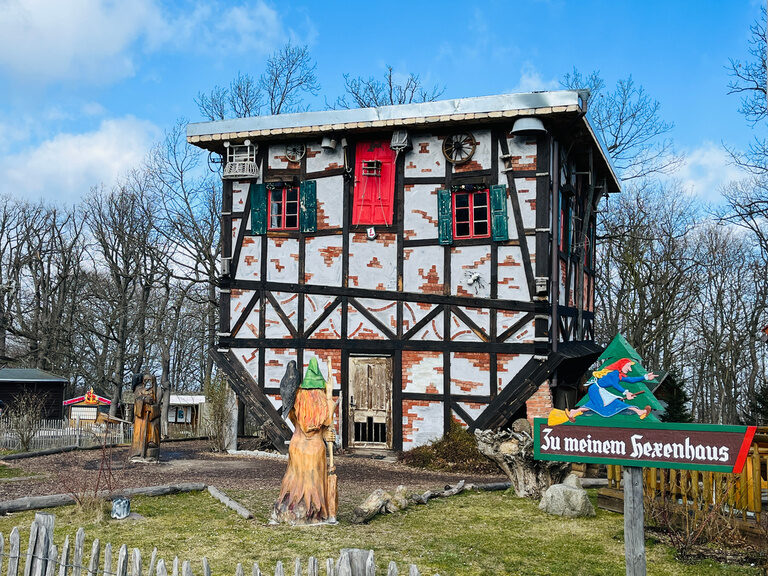 Traditionelles Fachwerkhaus "Hexenhaus" mit roten Fensterläden